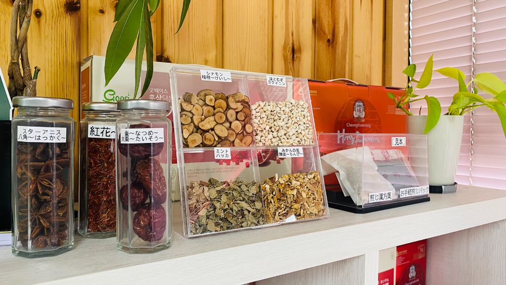 すずな薬局 神野店 生薬陳列